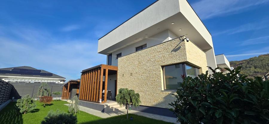 Casă individuală cu 4 camere cu Canalizare în Aninoasa