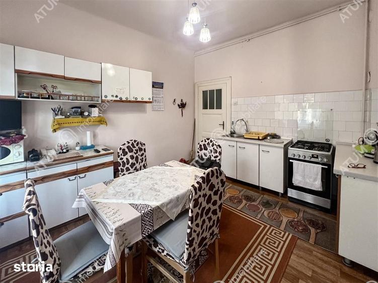 Apartament cu 4 camere decomandat în Central