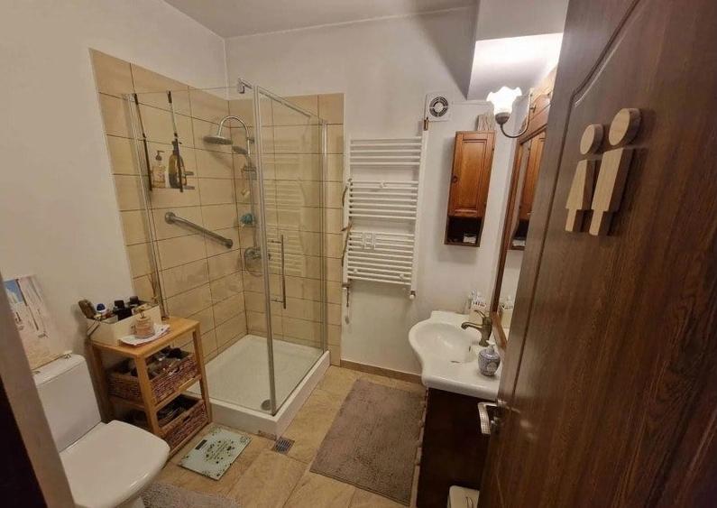 Casă cu 5 camere cu Teren 240 Mp în Barbu Văcărescu