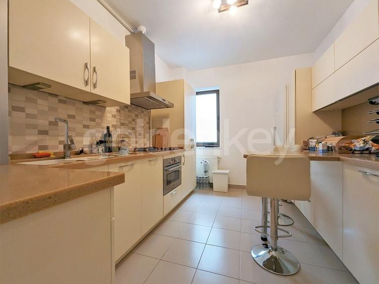 Apartament cu 3 camere semidecomandat, mobilat în Iancu Nicolae