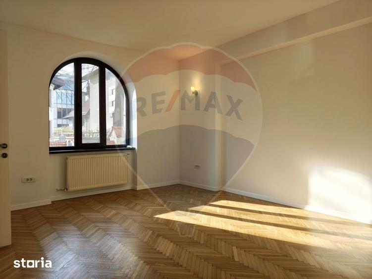 Casă cu 5 camere cu Teren 180 Mp în Victoriei