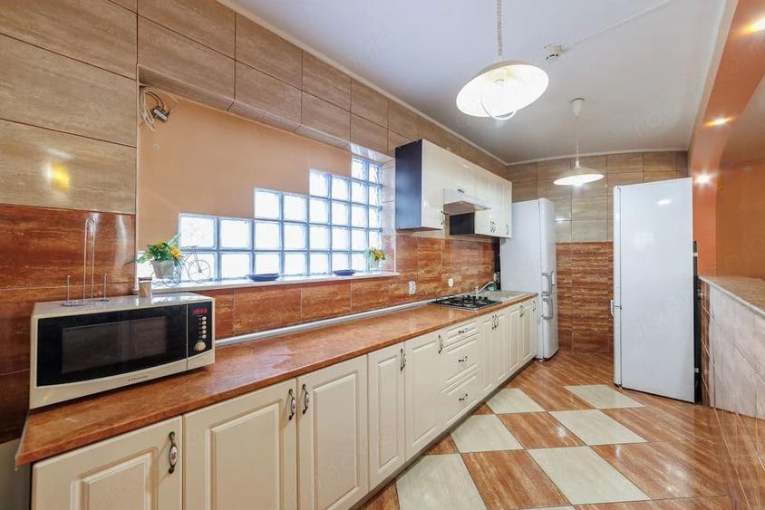 Casă cu 9 camere cu Teren 224 Mp în Găvana