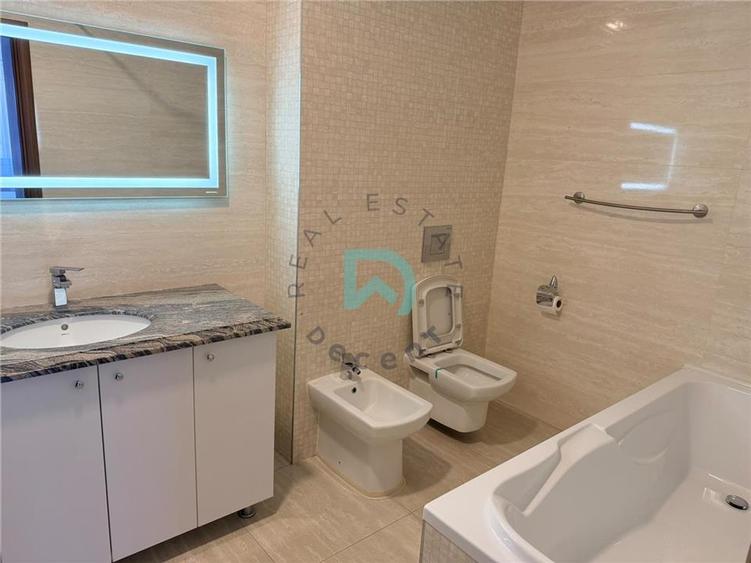 Apartament cu 3 camere decomandat în Tractorul