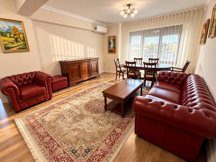 Apartament cu 3 camere semidecomandat în P-ța Victoriei