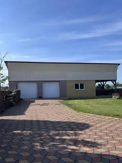 Casă cu Teren 2500 Mp în Siret