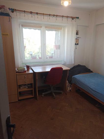Apartament cu 3 camere decomandat în Est