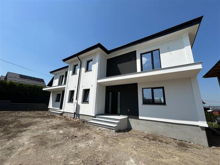 Duplex cu 4 camere cu Canalizare în Ipotești