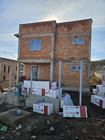 Casă individuală cu 4 camere cu Canalizare în Mera