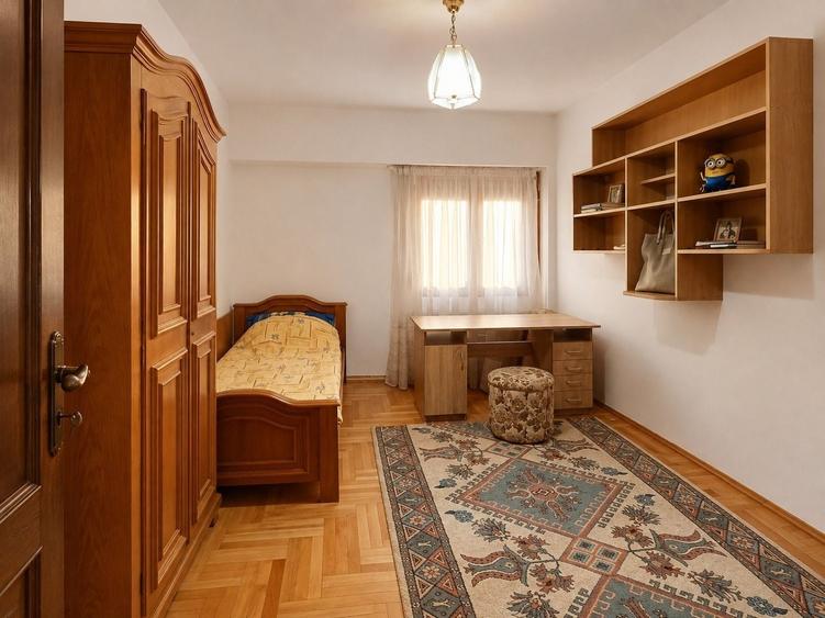 Apartament cu 4 camere decomandat în Banca Națională