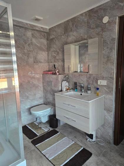 Casă individuală cu 5 camere cu Teren 845 Mp în Central