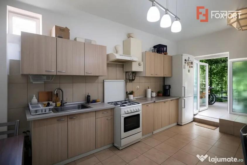 Apartament cu 3 camere semidecomandat în Girocului