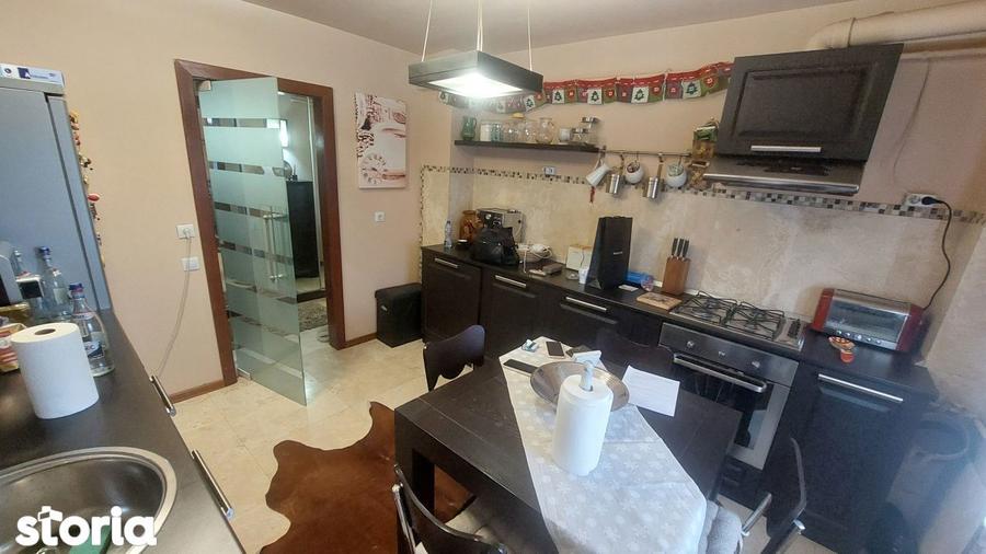 Apartament cu 3 camere decomandat, mobilat în Rovine