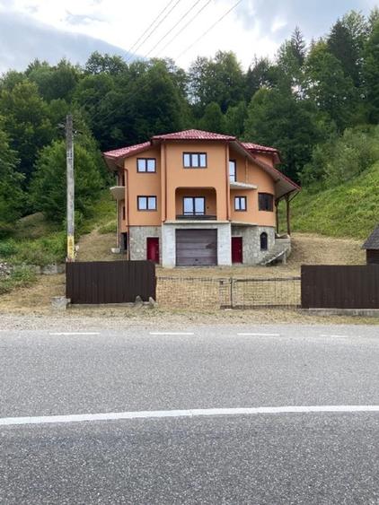 Casă cu 5 camere cu Teren 6060 Mp în Potoci