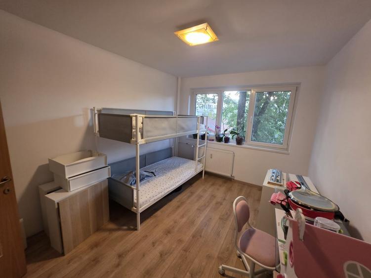Apartament cu 3 camere decomandat, mobilat în Titan