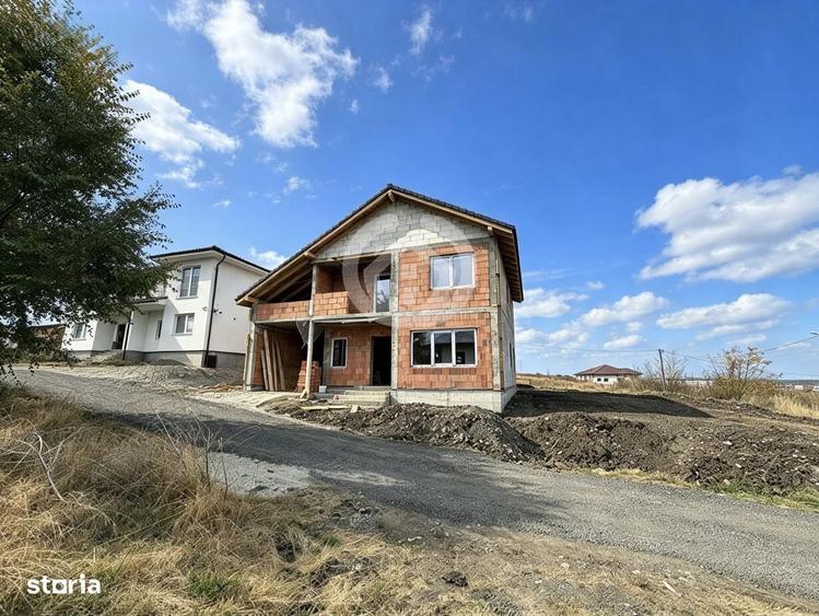 Casă cu 4 camere cu Teren 476 Mp în Roșia