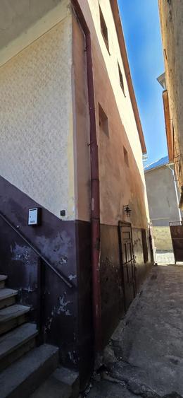 Casă cu 3 camere cu Teren 200 Mp în Central