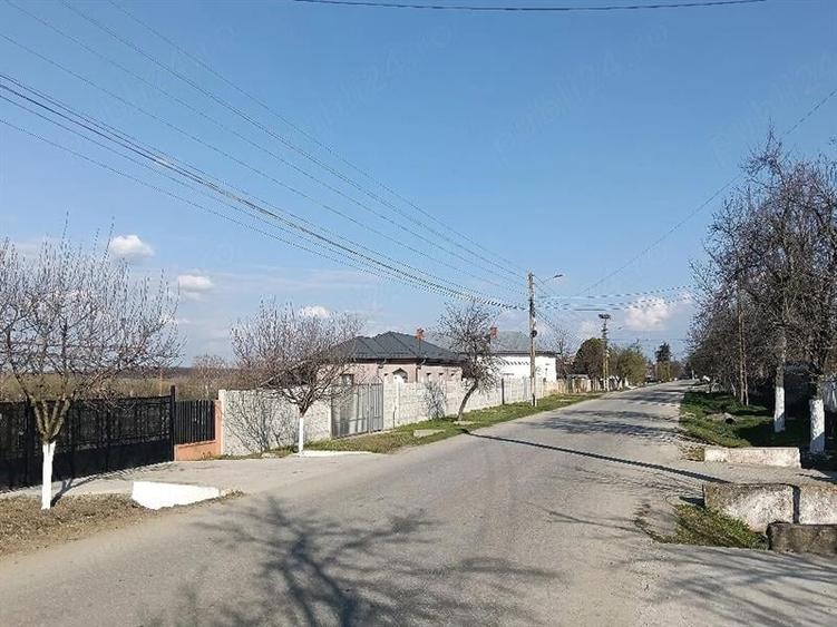 Casă individuală cu 5 camere cu Teren 10000 Mp în Calopăr