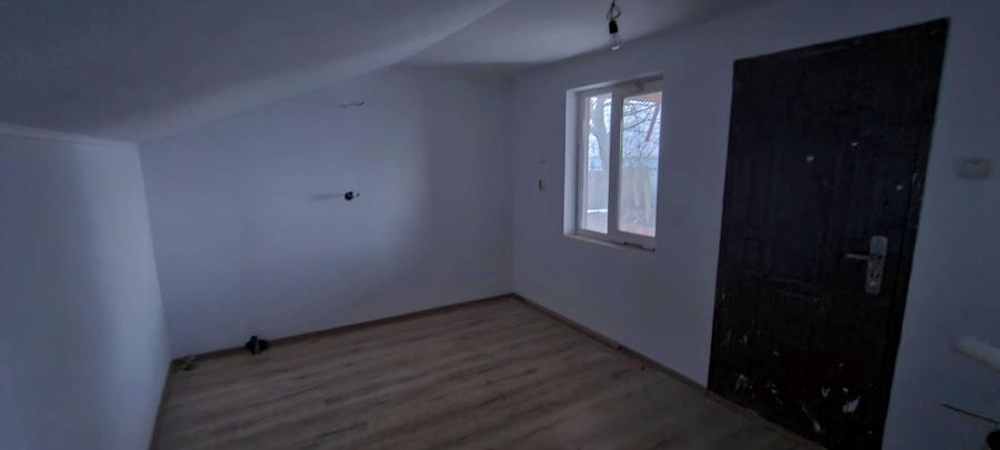 Casă cu 3 camere în Perișoru