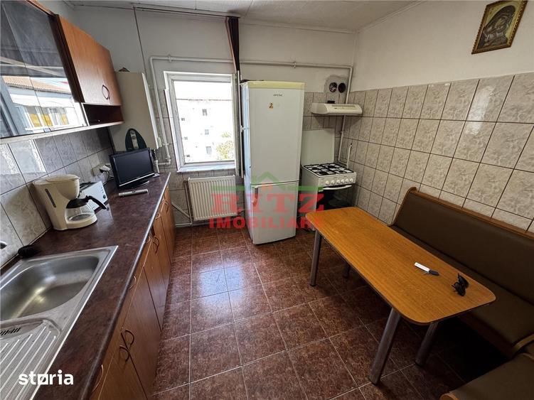 Apartament cu 3 camere decomandat în Tineretului