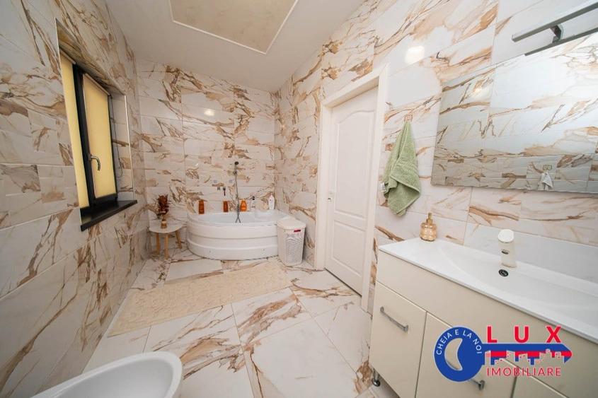 Casă cu 6 camere cu Teren 400 Mp în Babadag