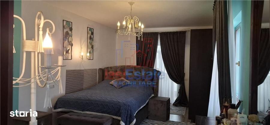Casă cu 5 camere cu Teren 1000 Mp în Șcheia