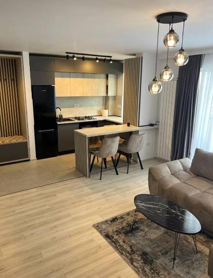 Apartament cu 2 camere decomandat în Tractorul