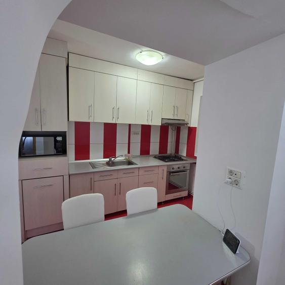 Apartament cu 3 camere decomandat, mobilat în Dacia