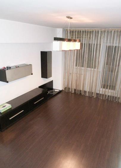 Apartament cu 3 camere decomandat în Dristor