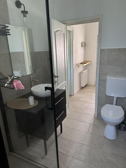Inchiriez apartamet la casa cu curte comuna - 6