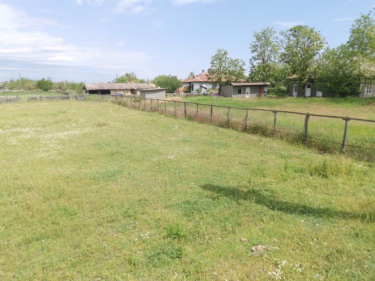 Teren intravilan de 2300 mp, în