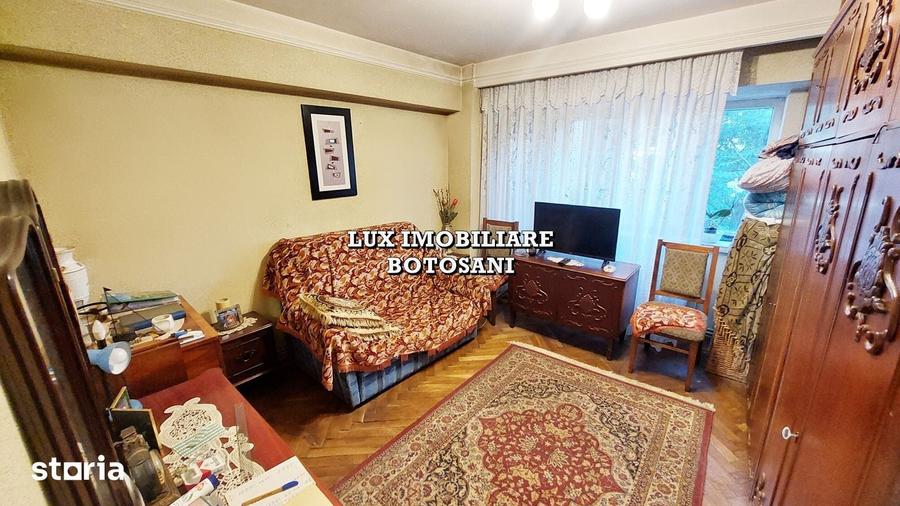 Apartament cu 4 camere decomandat în Central