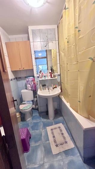Apartament cu 3 camere semidecomandat, mobilat în Pantelimon