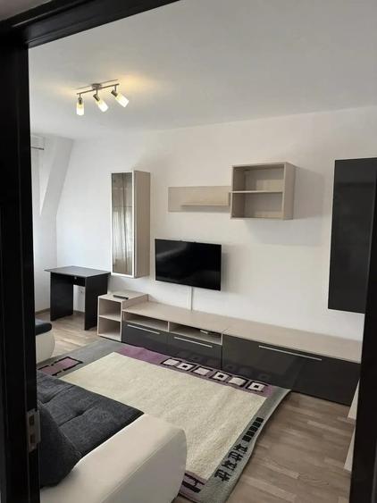 Apartament cu 3 camere decomandat în Girocului