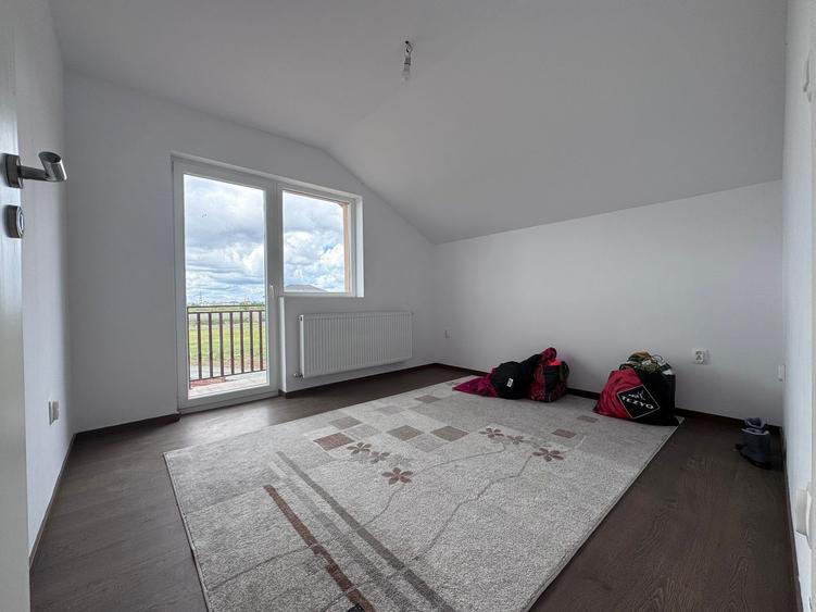 Duplex cu 5 camere cu Canalizare în Moșnița Nouă