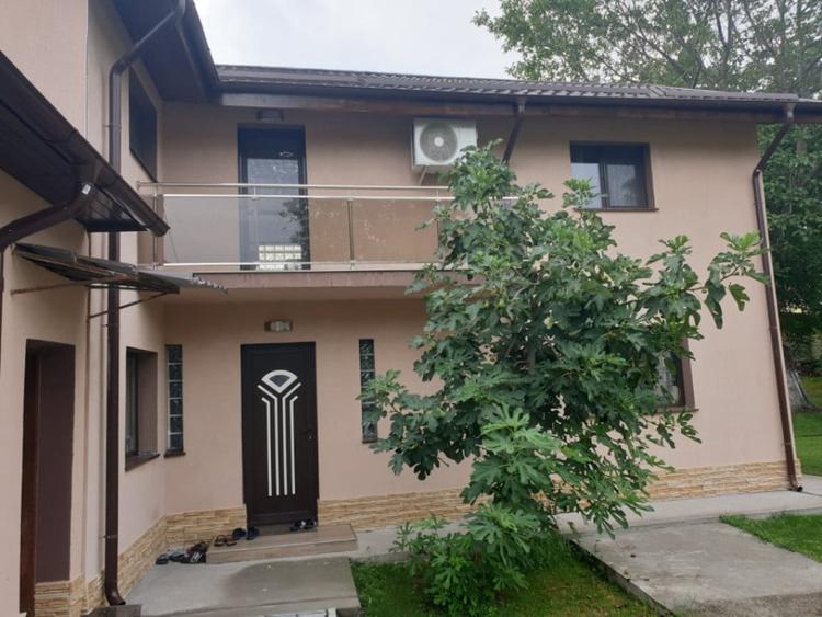 Casă cu 5 camere cu Teren 950 Mp în Central