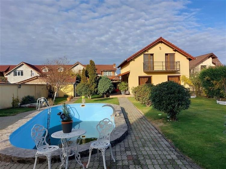 Casă individuală cu 15 camere cu Piscina în Fântânele
