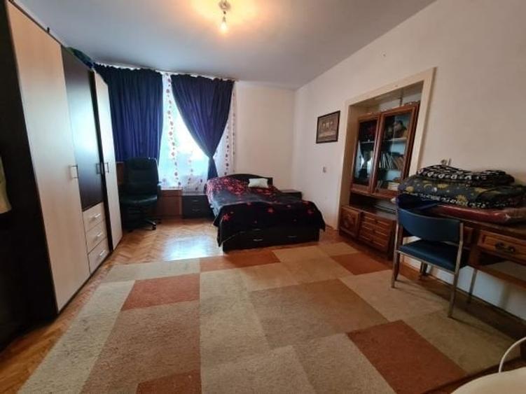 Casă individuală cu 8 camere cu Garaj în Ultracentral