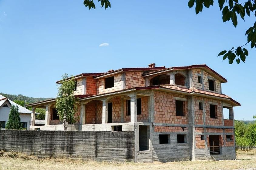 Casă cu 4 camere în Retevoiești