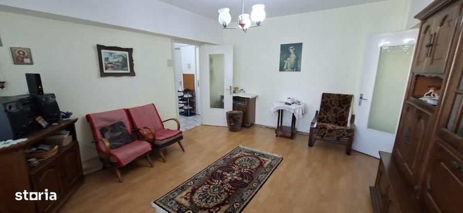 Apartament cu 3 camere semidecomandat în Mioriței