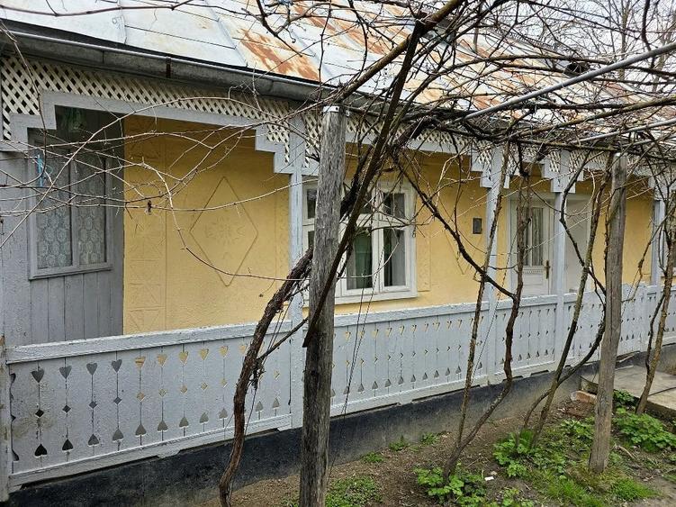 Casă cu 4 camere cu Teren 1550 Mp în Șendriceni