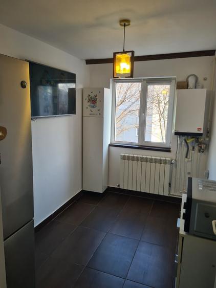 Apartament cu 4 camere semidecomandat în Carrefour