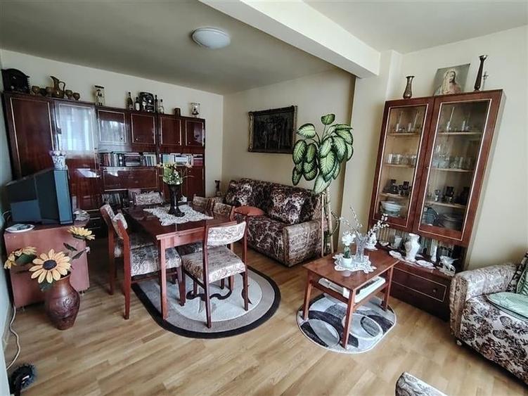 Apartament cu 4 camere decomandat, mobilat în Vest
