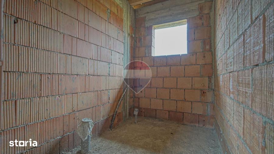 Casă cu 4 camere cu Teren 365 Mp în Hălchiu