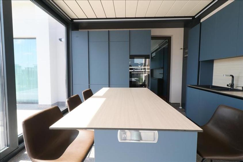 Penthouse cu 3 camere decomandat, mobilat în Palat