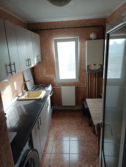Apartament cu 2 camere semidecomandat, mobilat în Podu Roș