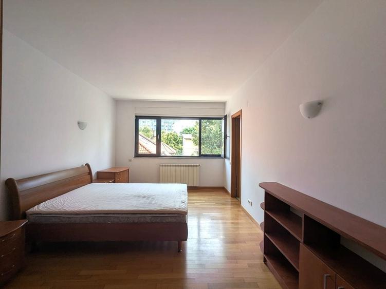 Apartament cu 5 camere decomandat în Capitale