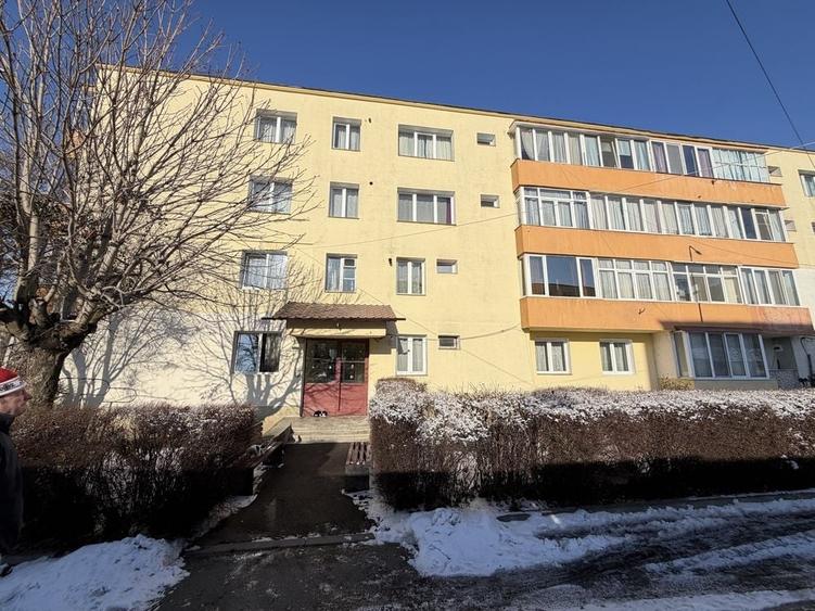 Apartament cu 3 camere semidecomandat în Central