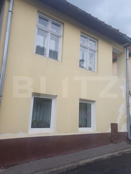 Casă individuală cu 5 camere cu Garaj în Schei