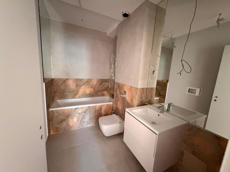 Apartament cu 4 camere semidecomandat în Timpuri Noi