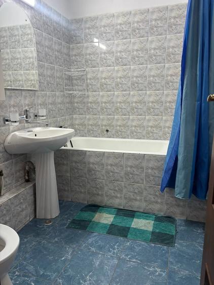 Apartament cu 4 camere semidecomandat în Tineretului
